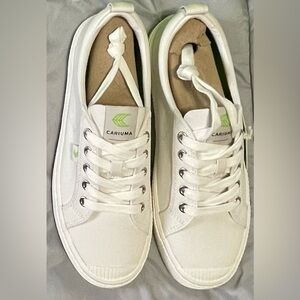 Cariuma Unisex Off-White Canvas -